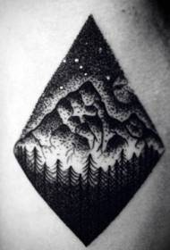 modello del tatuaggio del paesaggio della foresta di notte in bianco e nero della costola laterale