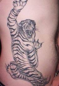 patrón de tatuaje de tigre feroz en las costillas laterales de los hombres