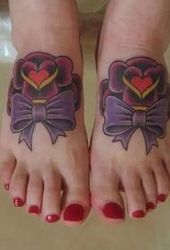 älskar blommor och lila fluga tillsammans Instep tatuering