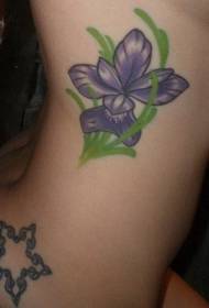 šonkaulio violetinės gėlės tatuiruotės modelis