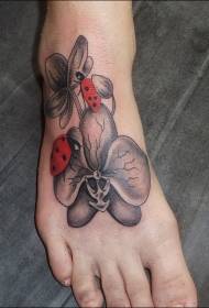 cute ladybug en blom tattoo patroan op 'e rêch