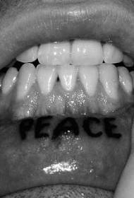 смела црна буква шема на тетоважи во усните