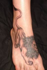 patrón simple de tatuaxe de león para pés femininos