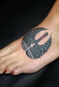 добры малюнак чорнага лебедзя на татуіроўцы