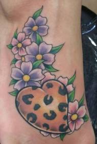 oblik leopard srca s obojenim cvjetnim uzorkom tetovaže