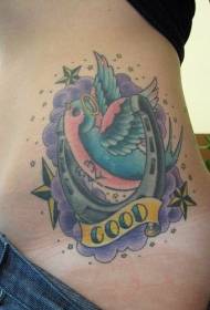 hüftseitig farbiges Hufeisen mit Schwalben Tattoo Bild
