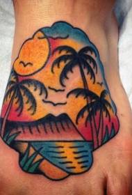 Instep-kolora sunsubira strando kun palma arbo tatuaje ŝablono