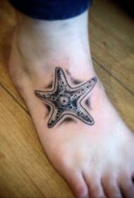 insolito disegno del tatuaggio di stelle marine in bianco e nero sul collo del piede