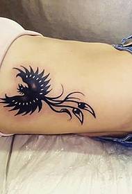 красивый рисунок татуировки феникса на женской стороне ребра