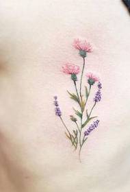Gadis cantik gambar susunan bunga tato di sisi rusuk