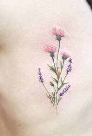 Ragazza Bellissima immagine floreale con tatuaggio sulla costola laterale