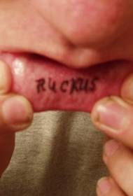 în interiorul buzelor model de tatuaj cu personalitate cu litere negre