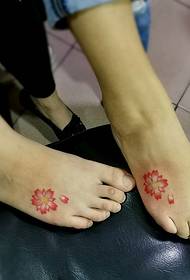 un tatuaj frumos de floare de vișine pe instep