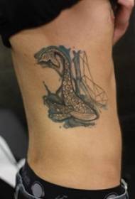 Costole laterali di tatuaggi di balene per ragazzi sulla foto di balena del tatuaggio di schizzo