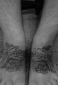 miesten jalkapöydästä Mustavalkoinen koristeellinen tatuointikuvio