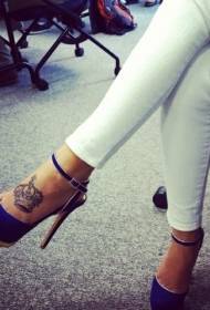 Prekrasan uzorak krunice za tetovažu na Instepu