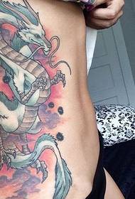 moteriško drakono dešinieji šonkauliai puikus drakono tatuiruotės modelis