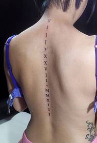 meitenes mugurkauls uz romiešu cipara tetovējuma attēlu līnijas