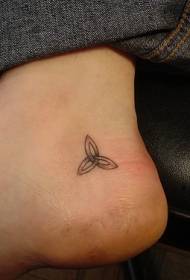 semplice disegno del tatuaggio a tre punte sul piede