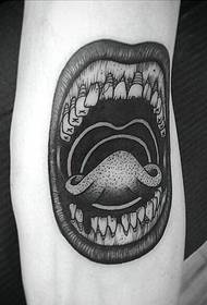 en rolig tatuering som avslöjar munens tänder och tänder