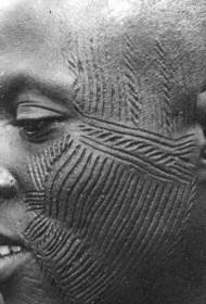 Donne africane faccia tagliare il modello di tatuaggio di carne