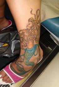 motivo del tatuaggio sirena color collo del piede femminile