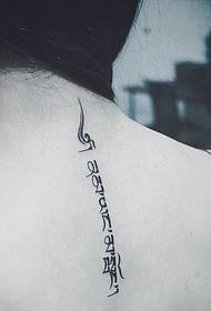 Immagine elegante piccola sanscrita del tatuaggio di moda elegante