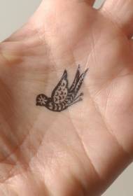 手掌上的小鳥紋身圖案