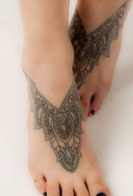 kobiece palce szary szary piękny totemowy tatuaż