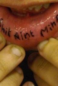 eine Reihe von schwarzen Buchstaben Tattoo-Mustern in den Lippen