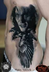 boczne żebra Realistyczny męski portret z kruczym czarnym wzorem tatuażu