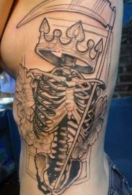 sānu ribas melnā skeleta vainaga un ziedu tetovējuma raksts