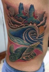 uccelli colorati in vita e motivo tatuaggio tartaruga