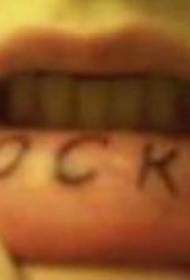 yksinkertainen musta kirje tatuointi malli huulten sisällä
