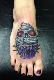 tatuaggio da torta color creepy sul collo del piede femminile