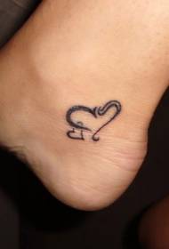 moteriškos širdies paprastos širdies tatuiruotės modelis