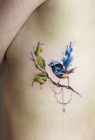 boczne żebra niebieski wzór tatuażu i ptak