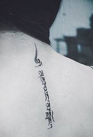Ko nga pikitia tattoo Sanskrit o te tuaiwi he tino rangatira