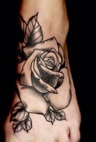 disegno del tatuaggio rosa a blocchi in bianco e nero sul collo del piede