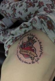 côtes côte battre motif de tatouage alphabet anglais en forme de coeur rouge