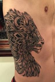 costelas laterais incrible patrón de tatuaxe de león tribal en branco e negro
