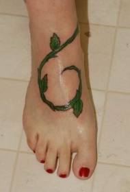 modello femminile realistico del tatuaggio della vite verde di colore del collo del piede