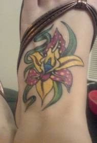 腳背顏色明亮的蘭花紋身圖案