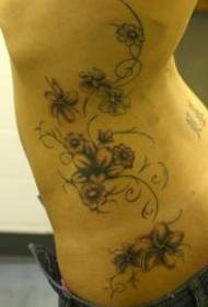 Taille Rebe Blummen Tattoo Muster