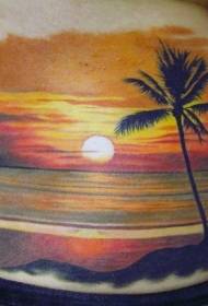 pôr do sol do oceano muito bonito da cintura com padrão de tatuagem de árvore de palma