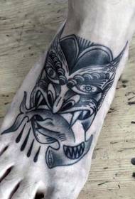 pakāpiena melnā punkta āmura galvas haizivs un dēmoniskais tetovējuma raksts