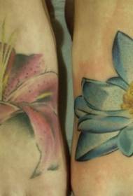 lijepi plavi i ružičasti uzorak tetovaže ljiljana na leđima