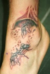 brown fun ant tattoo ụkpụrụ na azụ
