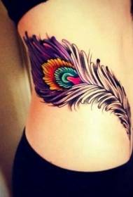 modello femminile del tatuaggio della piuma del pavone di colore della costola laterale