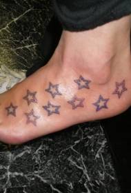 Vienkāršs piecu smailu zvaigžņu tetovējuma modelis uz sievietes kājiņas